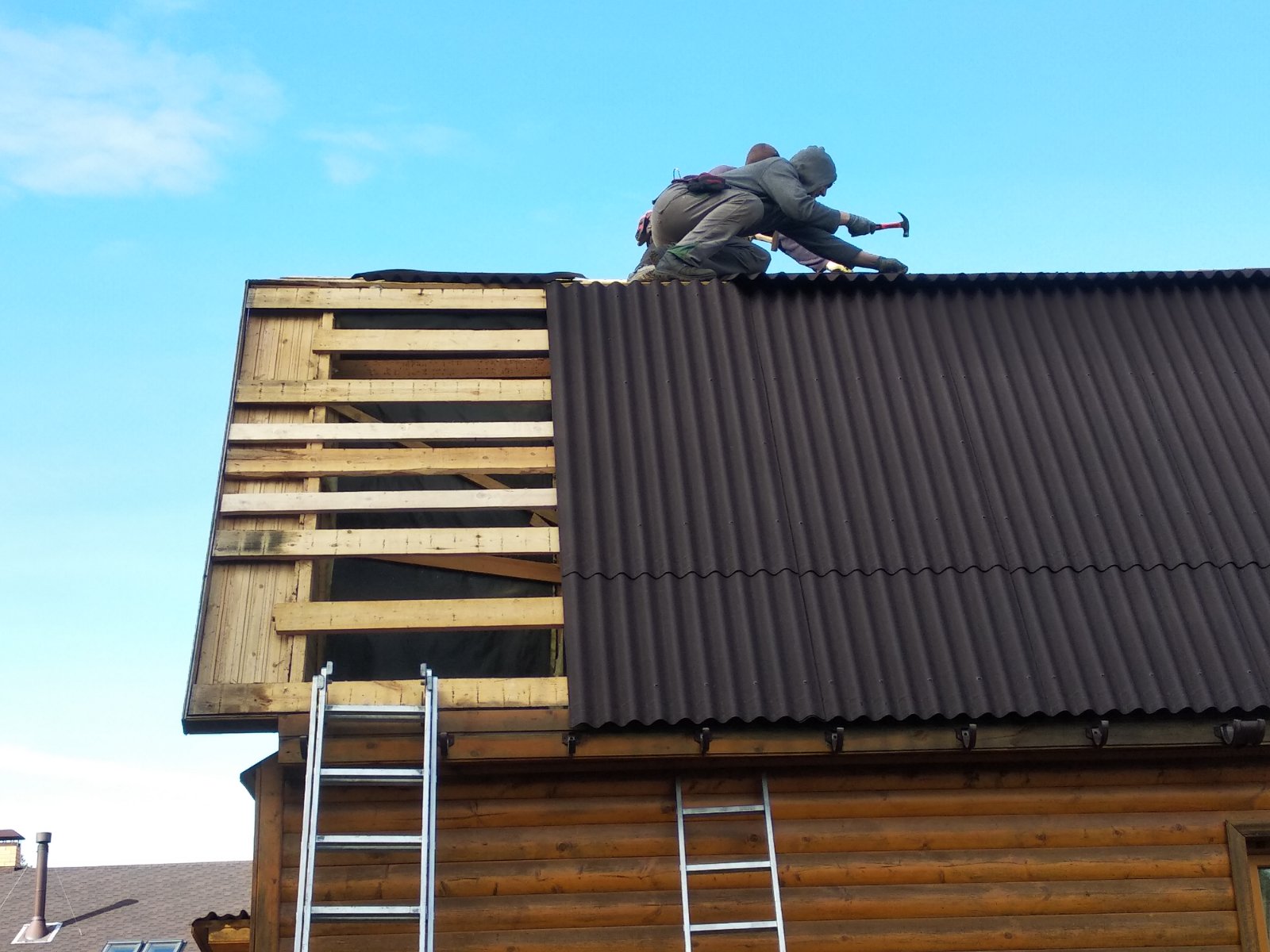 Работы по монтажу кровли ондулином в Подмосковье